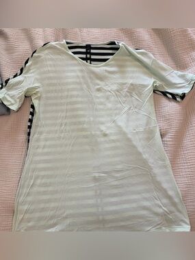 Lululemon Light Mint Green Front, Black Stripe Back Short Sleeve Top SZ 10